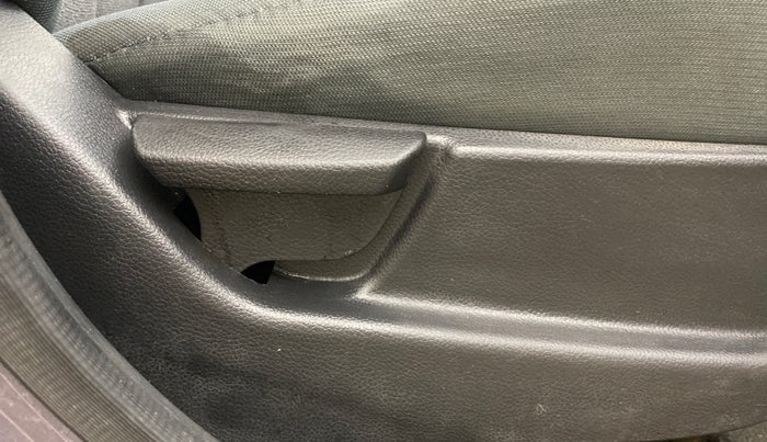 2016 Hyundai Eon MAGNA +, Petrol, Manual, 1,36,063 km, Driver Side Adjustment Panel