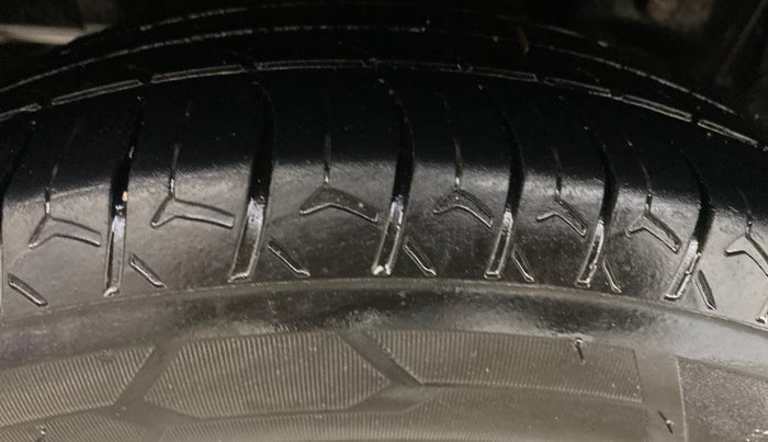 2016 Hyundai Eon MAGNA +, Petrol, Manual, 1,36,063 km, Right Rear Tyre Tread