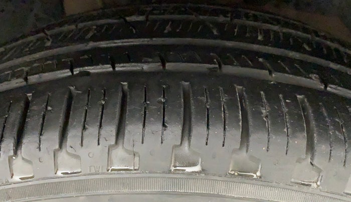 2019 Mahindra XUV500 W11 (O) AT, Diesel, Automatic, 81,564 km, Right Front Tyre Tread