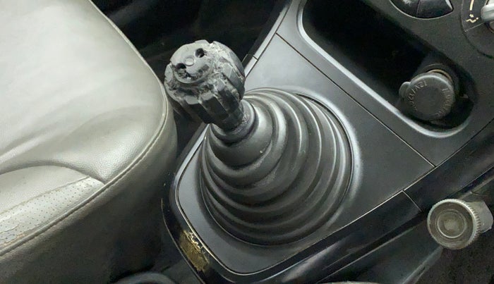 2010 Maruti Ritz LXI, Petrol, Manual, 86,709 km, Gear lever - Knob cover torn