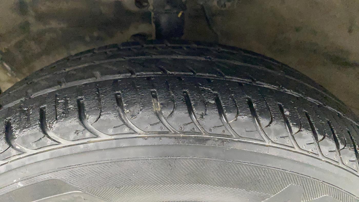 2010 Maruti Ritz LXI, Petrol, Manual, 86,709 km, Left Front Tyre Tread