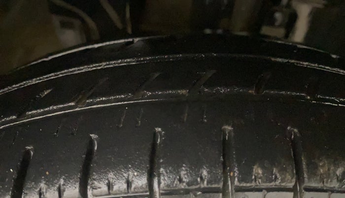 2017 Renault Kwid RXT 1.0 AMT (O), Petrol, Automatic, 33,232 km, Right Front Tyre Tread