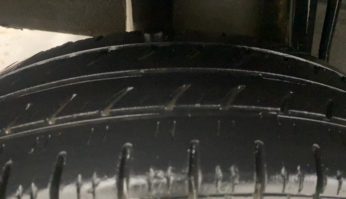 2017 Renault Kwid RXT 1.0 AMT (O), Petrol, Automatic, 33,232 km, Right Rear Tyre Tread