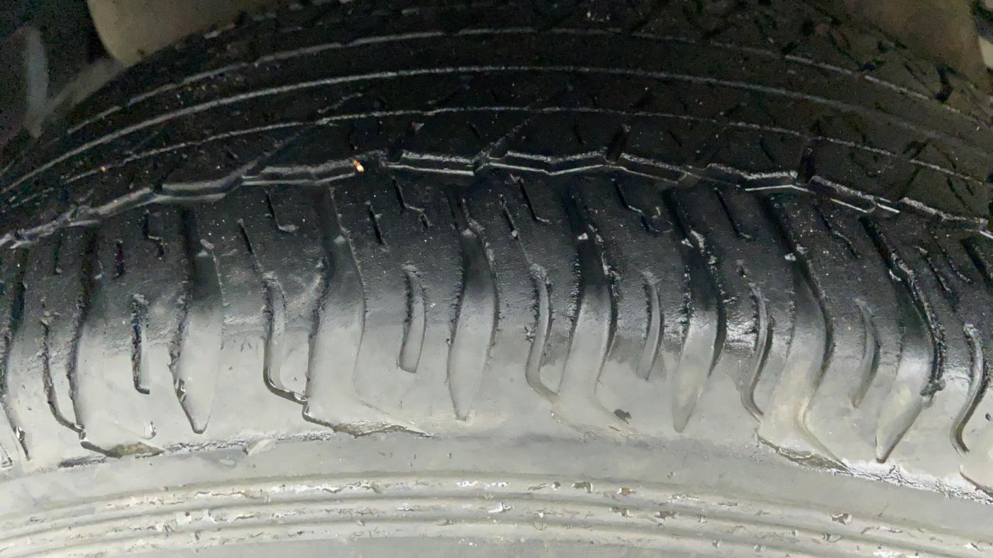 2015 Toyota Fortuner 3.0 AT 4X2, Diesel, Automatic, 1,17,453 km, Left Front Tyre Tread