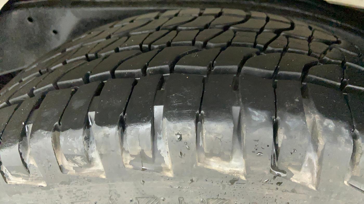 2015 Toyota Fortuner 3.0 AT 4X2, Diesel, Automatic, 1,17,453 km, Left Rear Tyre Tread