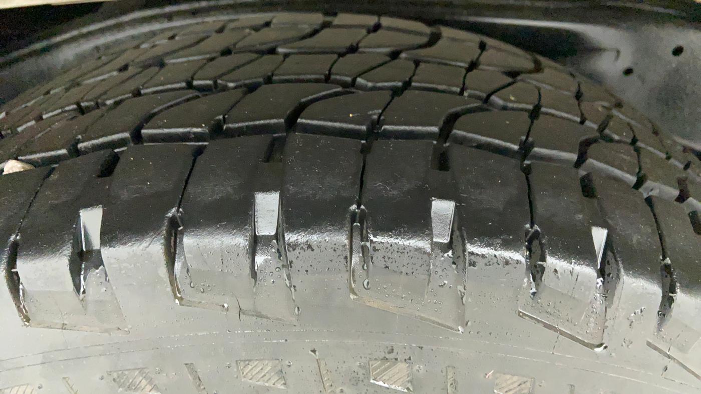 2015 Toyota Fortuner 3.0 AT 4X2, Diesel, Automatic, 1,17,453 km, Right Rear Tyre Tread