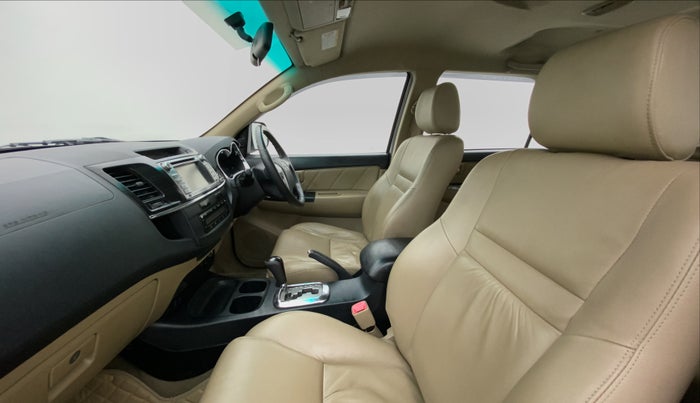 2015 Toyota Fortuner 3.0 AT 4X2, Diesel, Automatic, 1,17,453 km, Right Side Front Door Cabin