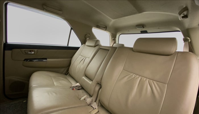 2015 Toyota Fortuner 3.0 AT 4X2, Diesel, Automatic, 1,17,453 km, Right Side Rear Door Cabin