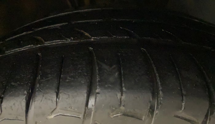 2012 Skoda Rapid AMBITION 1.6 TDI CR MT, Diesel, Manual, 1,25,665 km, Right Front Tyre Tread