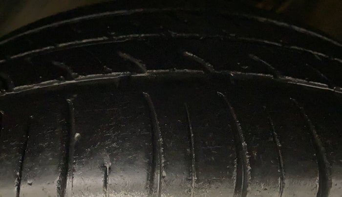 2012 Skoda Rapid AMBITION 1.6 TDI CR MT, Diesel, Manual, 1,25,665 km, Left Front Tyre Tread