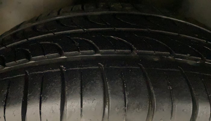 2012 Skoda Rapid AMBITION 1.6 TDI CR MT, Diesel, Manual, 1,25,665 km, Right Rear Tyre Tread