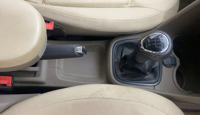 2012 Skoda Rapid AMBITION 1.6 TDI CR MT, Diesel, Manual, 1,25,665 km, Gear Lever