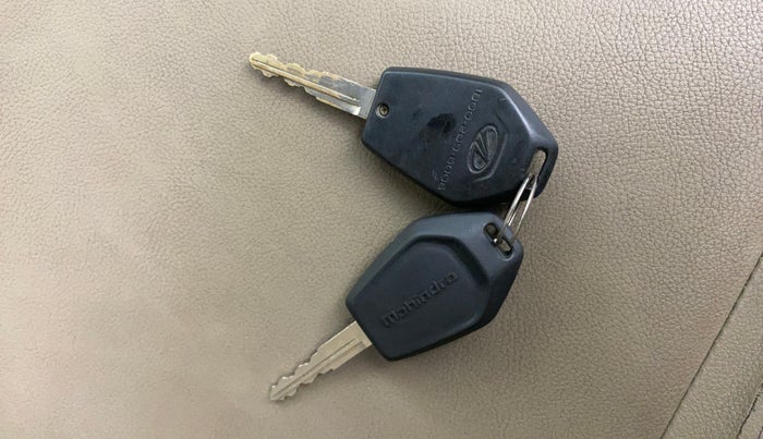 2016 Mahindra TUV300 T4 PLUS, Diesel, Manual, 1,08,591 km, Key Close Up