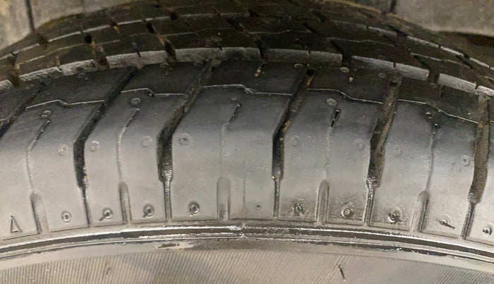 2016 Mahindra TUV300 T4 PLUS, Diesel, Manual, 1,08,591 km, Right Rear Tyre Tread