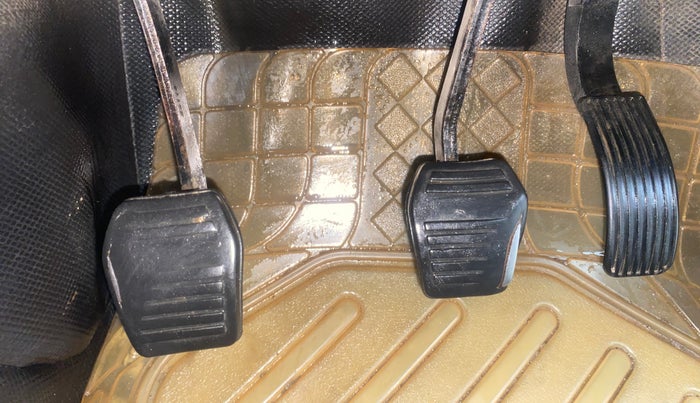 2016 Mahindra TUV300 T4 PLUS, Diesel, Manual, 1,08,591 km, Pedals