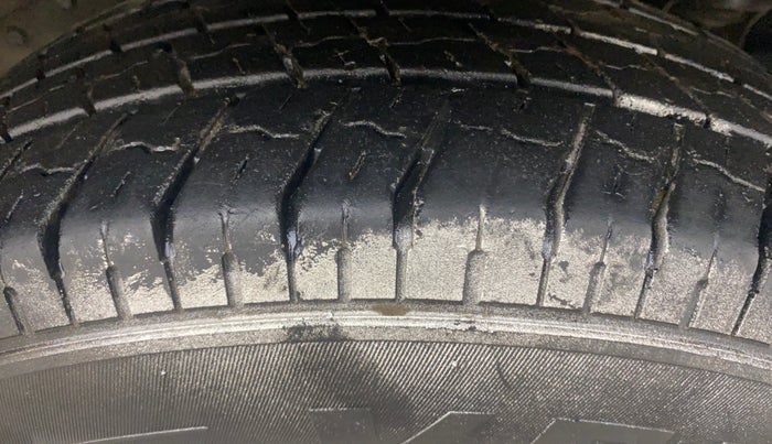 2016 Mahindra TUV300 T4 PLUS, Diesel, Manual, 1,08,591 km, Right Front Tyre Tread