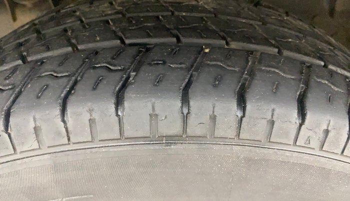 2016 Mahindra TUV300 T4 PLUS, Diesel, Manual, 1,08,591 km, Left Front Tyre Tread