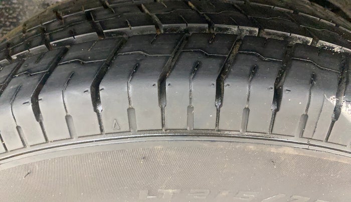 2016 Mahindra TUV300 T4 PLUS, Diesel, Manual, 1,08,591 km, Left Rear Tyre Tread