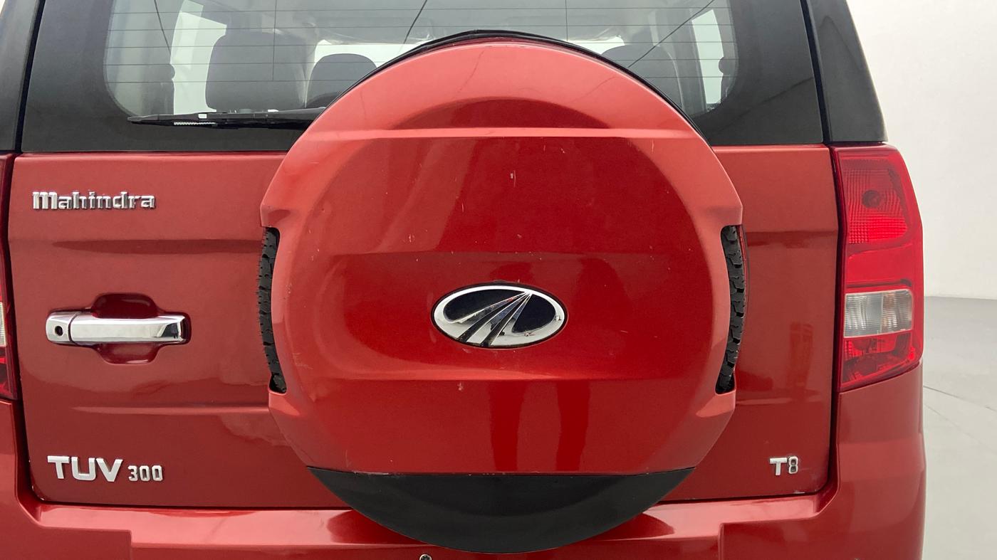 2017 Mahindra TUV300 T8 DUAL TONE, Diesel, Manual, 90,613 km, Spare Tyre