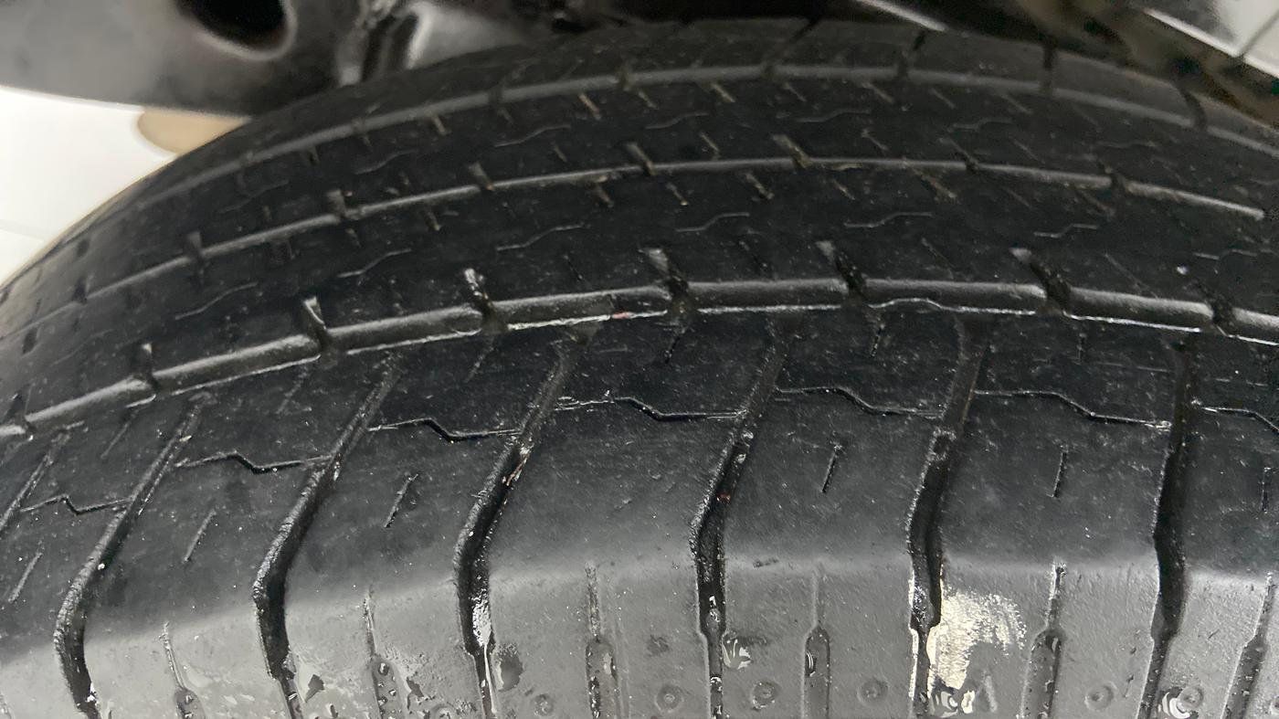 2017 Mahindra TUV300 T8 DUAL TONE, Diesel, Manual, 90,613 km, Right Rear Tyre Tread