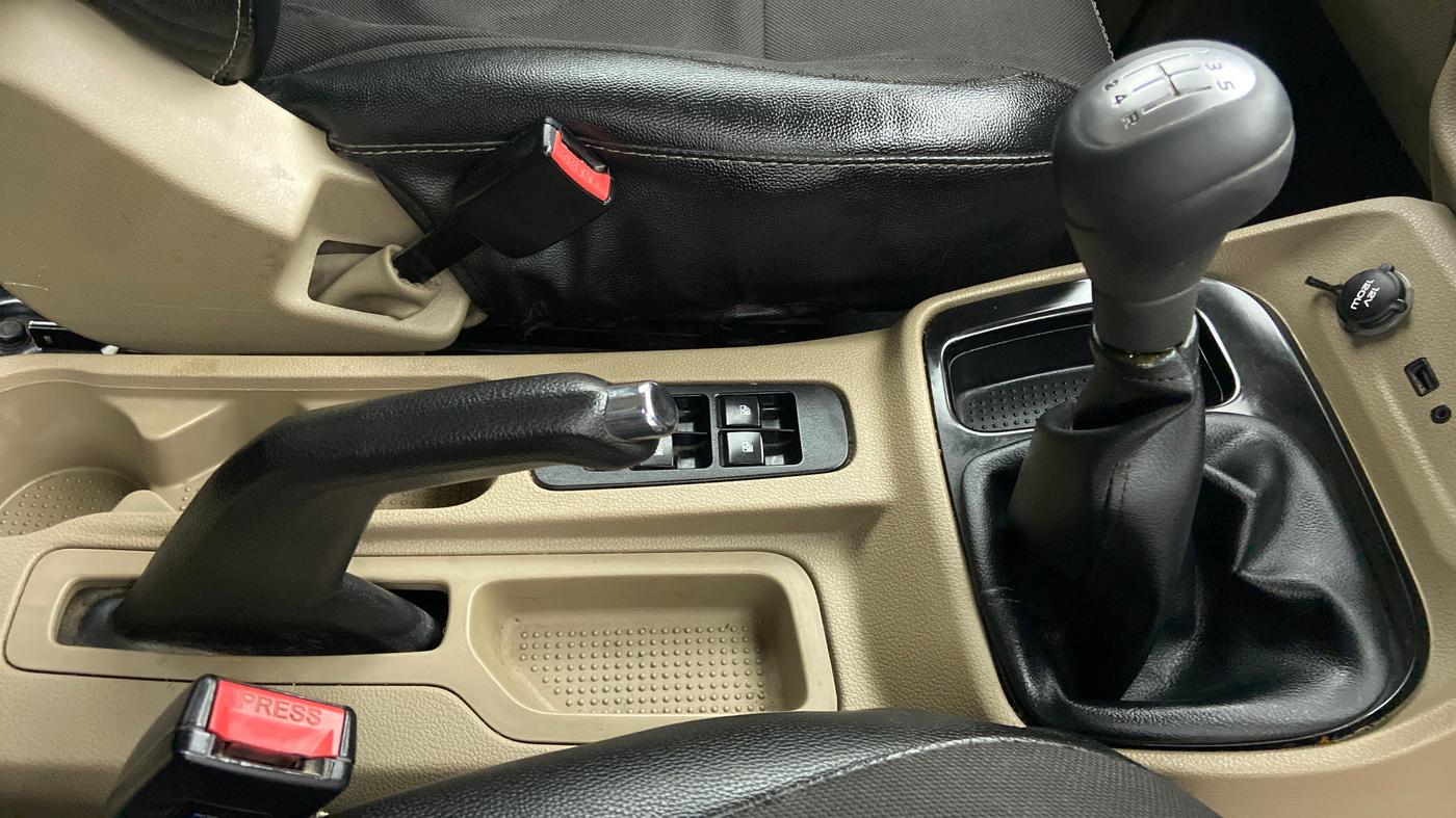 2017 Mahindra TUV300 T8 DUAL TONE, Diesel, Manual, 90,613 km, Gear Lever
