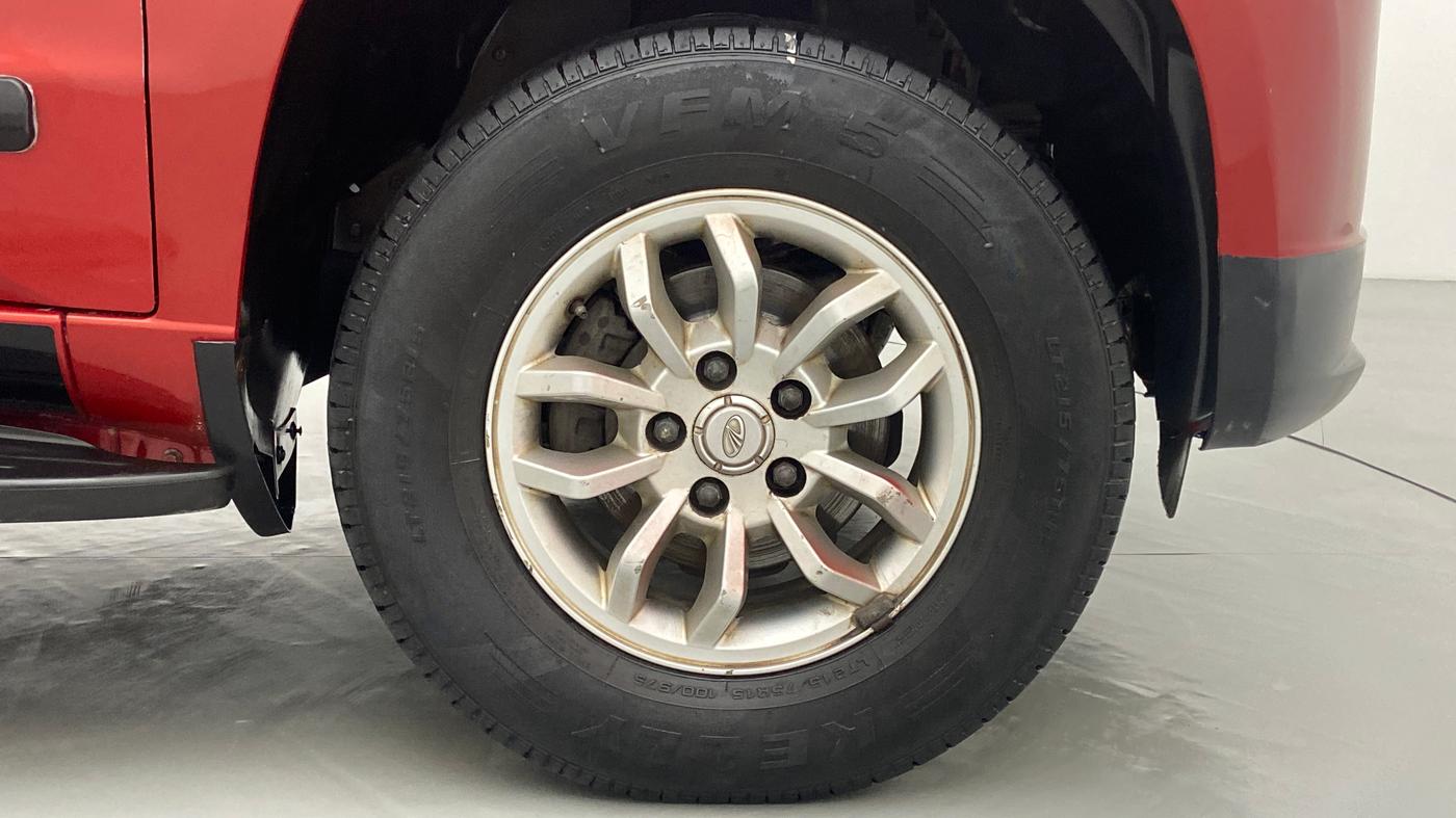 2017 Mahindra TUV300 T8 DUAL TONE, Diesel, Manual, 90,613 km, Right Front Wheel