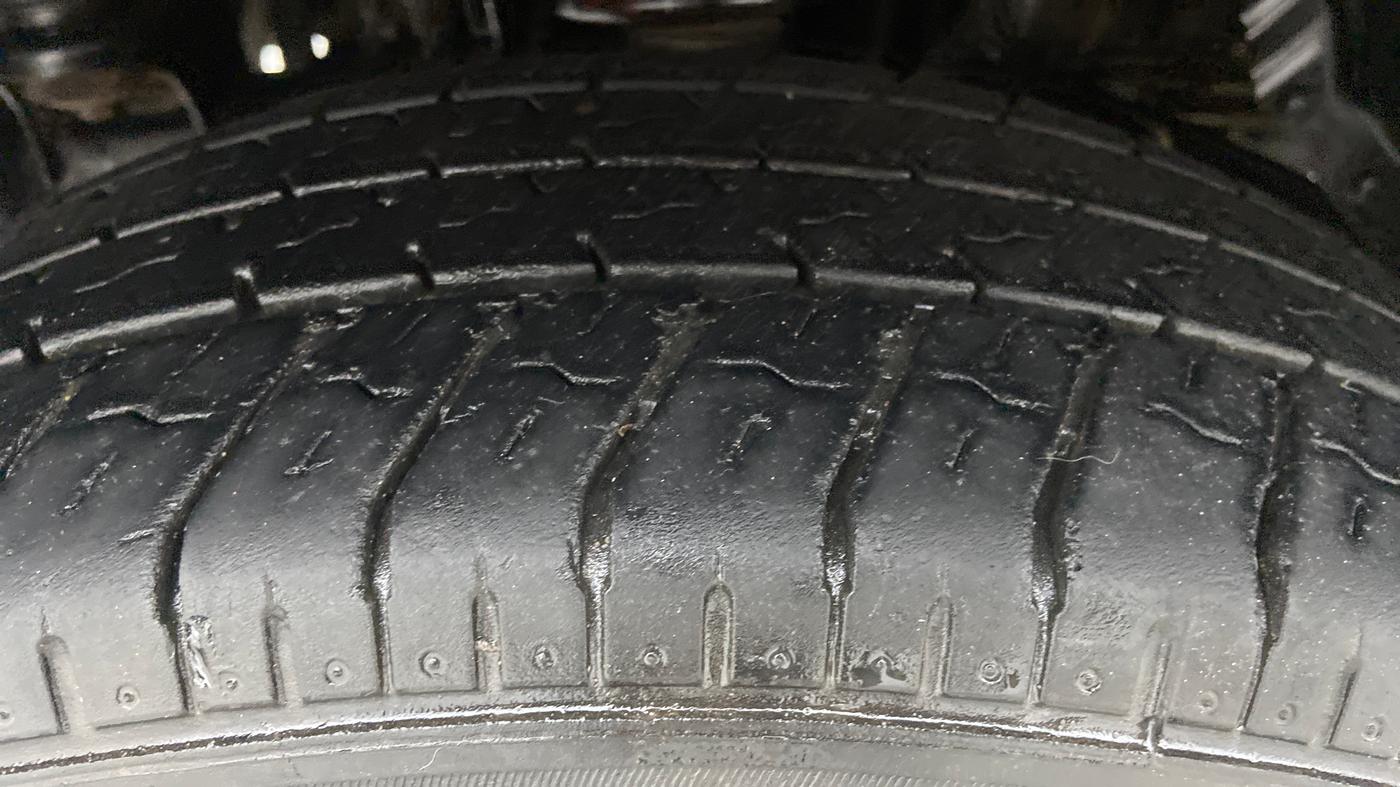 2017 Mahindra TUV300 T8 DUAL TONE, Diesel, Manual, 90,613 km, Left Front Tyre Tread