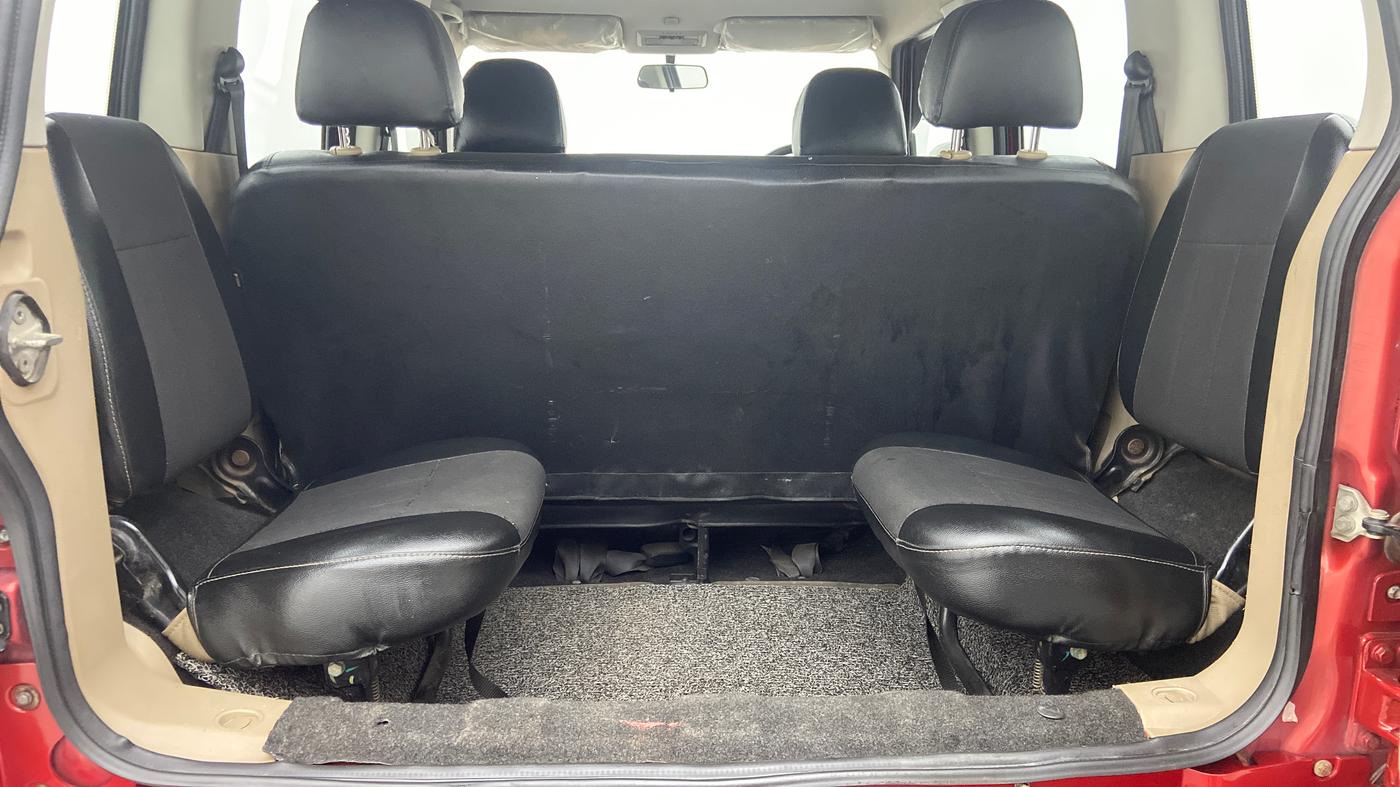 2017 Mahindra TUV300 T8 DUAL TONE, Diesel, Manual, 90,613 km, Third Seat Row ( optional )