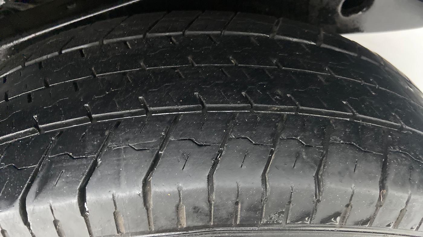 2017 Mahindra TUV300 T8 DUAL TONE, Diesel, Manual, 90,613 km, Left Rear Tyre Tread