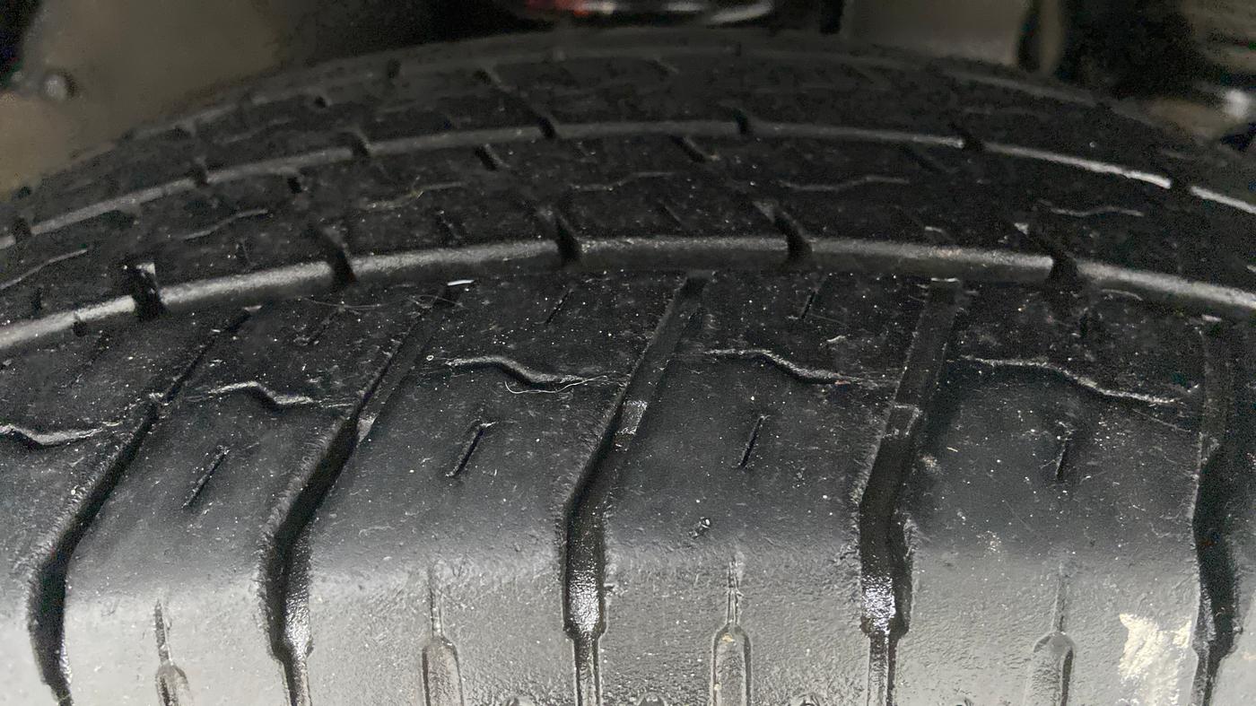 2017 Mahindra TUV300 T8 DUAL TONE, Diesel, Manual, 90,613 km, Right Front Tyre Tread