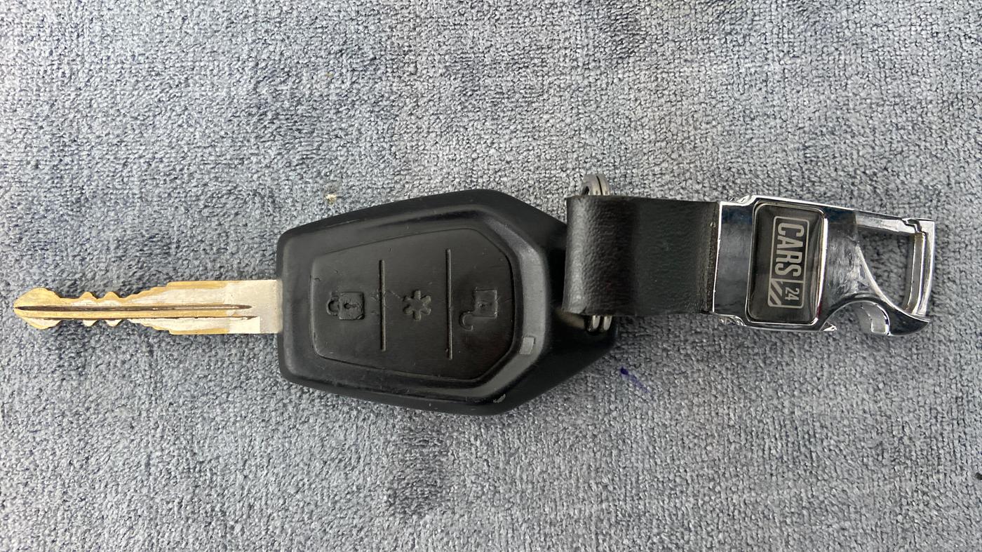 2017 Mahindra TUV300 T8 DUAL TONE, Diesel, Manual, 90,613 km, Key Close Up