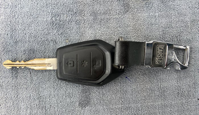 2017 Mahindra TUV300 T8 DUAL TONE, Diesel, Manual, 90,613 km, Key Close Up