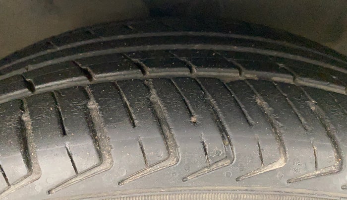 2011 Hyundai i10 SPORTZ 1.2, Petrol, Manual, 96,365 km, Right Front Tyre Tread
