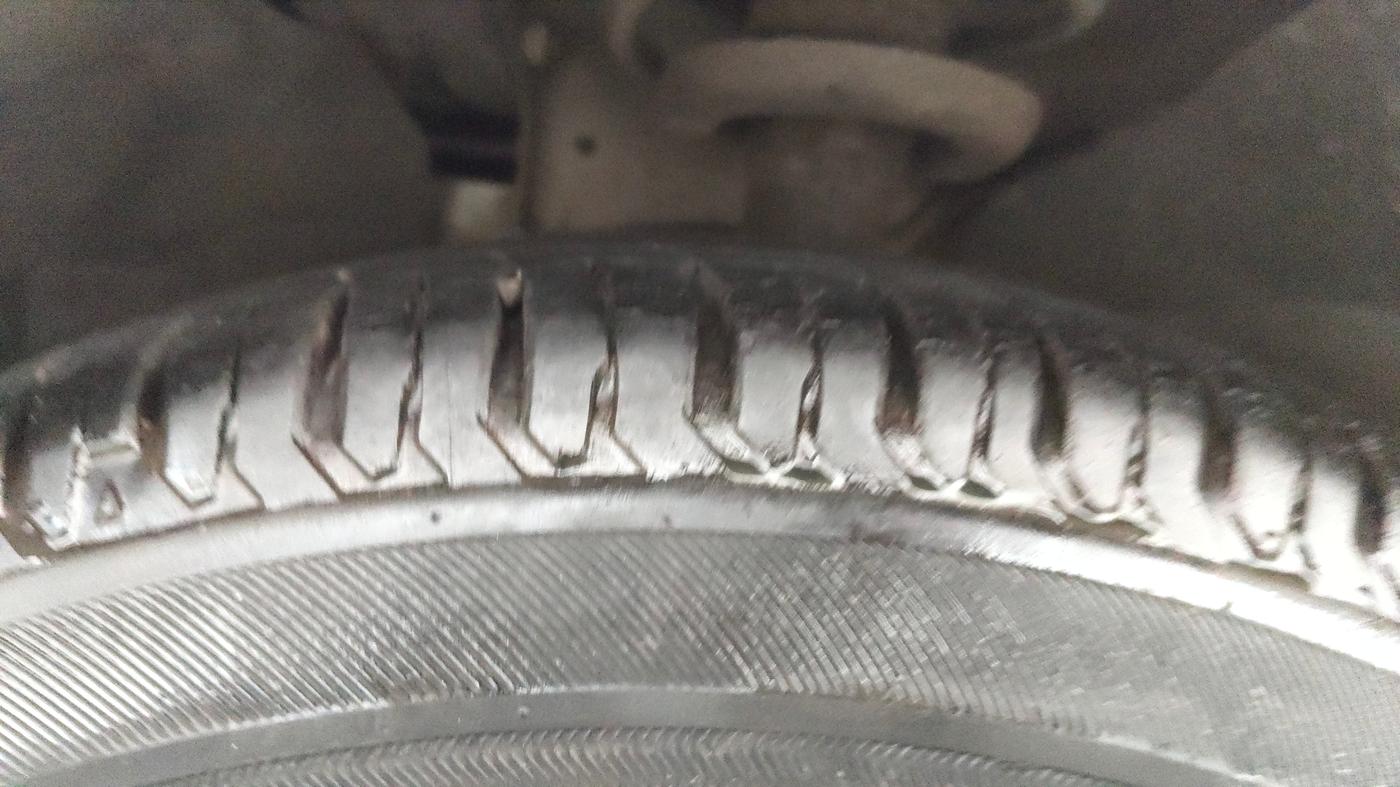 2013 Ford Figo TITANIUM 1.2 PETROL, Petrol, Manual, 26,620 km, Left Front Tyre Tread