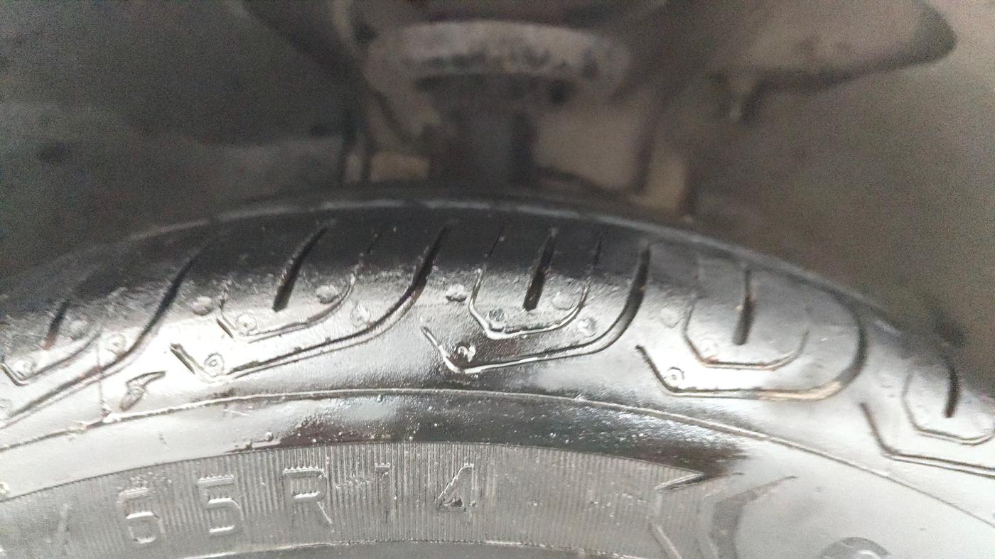 2013 Ford Figo TITANIUM 1.2 PETROL, Petrol, Manual, 26,620 km, Right Front Tyre Tread