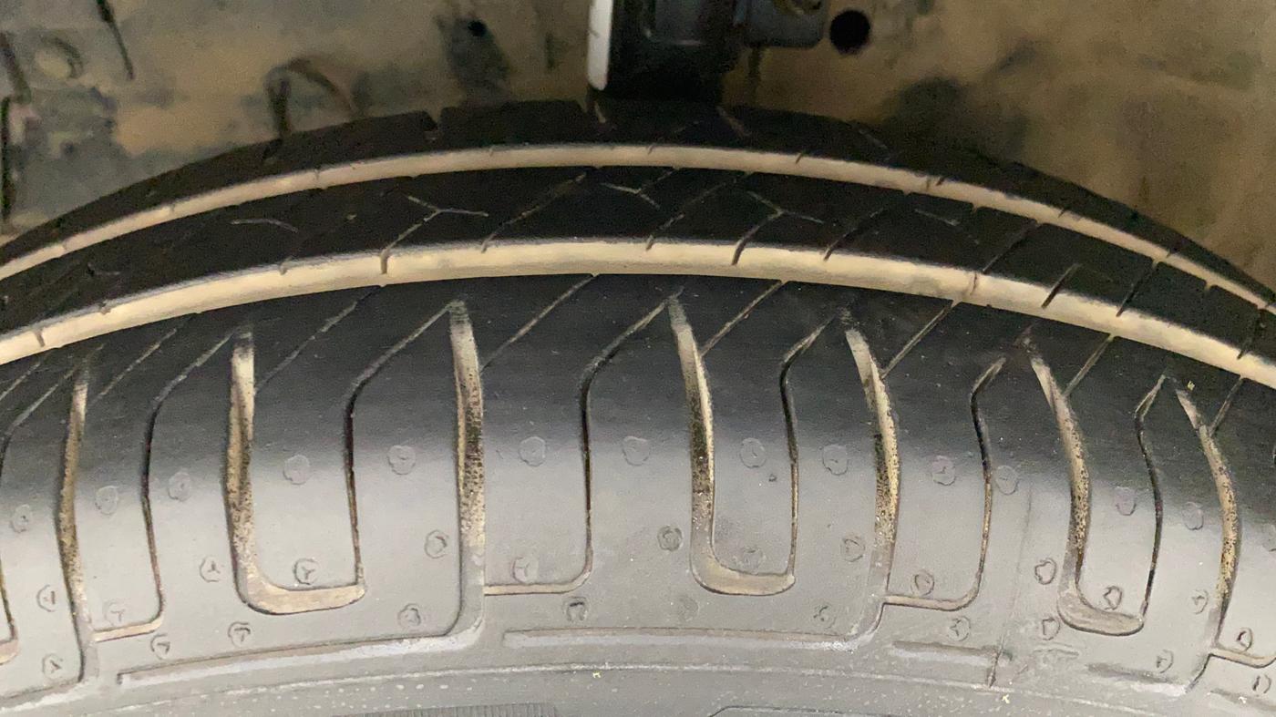 2013 Maruti Swift VXI, Petrol, Manual, 60,801 km, Left Front Tyre Tread