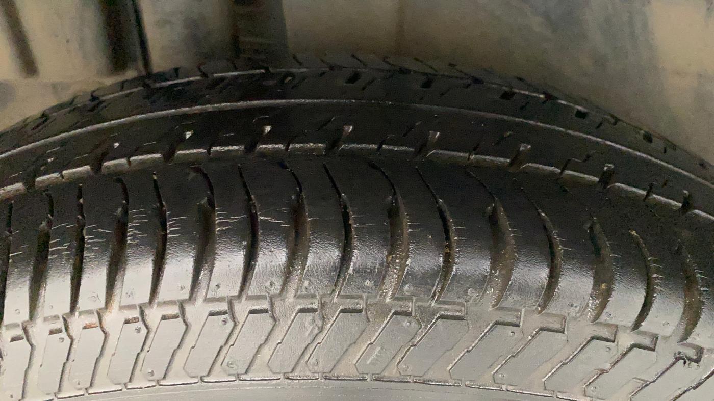 2013 Maruti Swift VXI, Petrol, Manual, 60,801 km, Right Rear Tyre Tread
