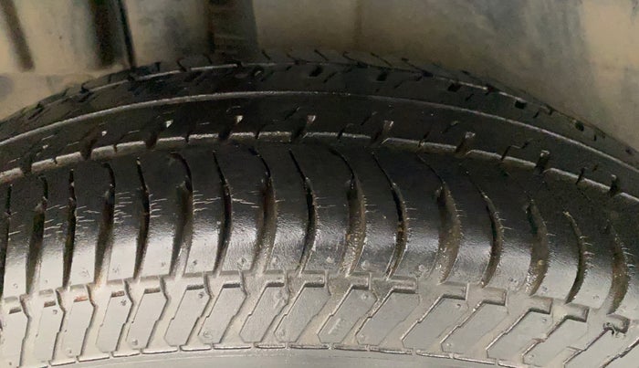 2013 Maruti Swift VXI, Petrol, Manual, 60,801 km, Right Rear Tyre Tread