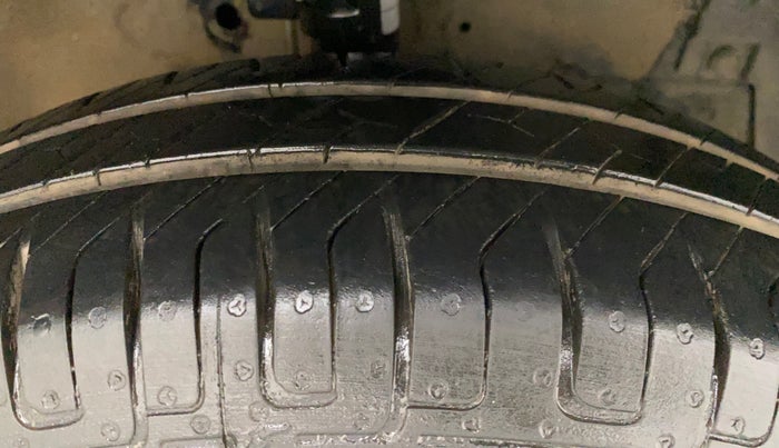 2013 Maruti Swift VXI, Petrol, Manual, 60,801 km, Right Front Tyre Tread