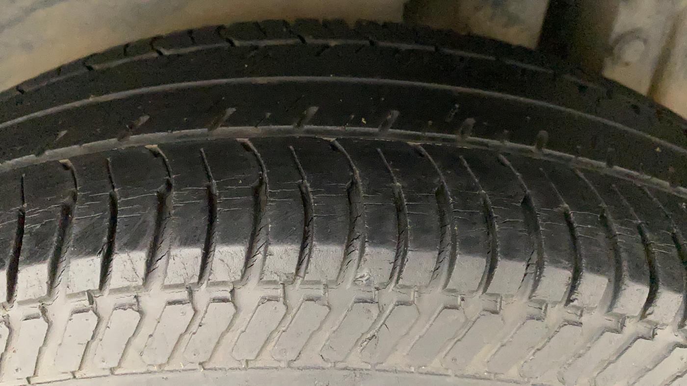 2013 Maruti Swift VXI, Petrol, Manual, 60,801 km, Left Rear Tyre Tread