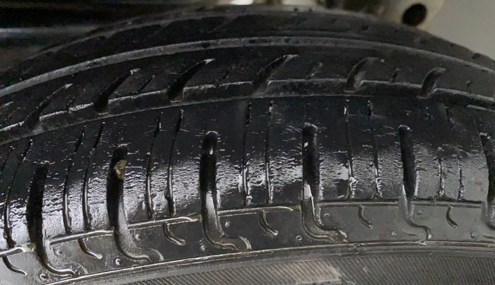 2018 Renault Kwid 1.0 RXT, Petrol, Manual, 31,995 km, Left Rear Tyre Tread