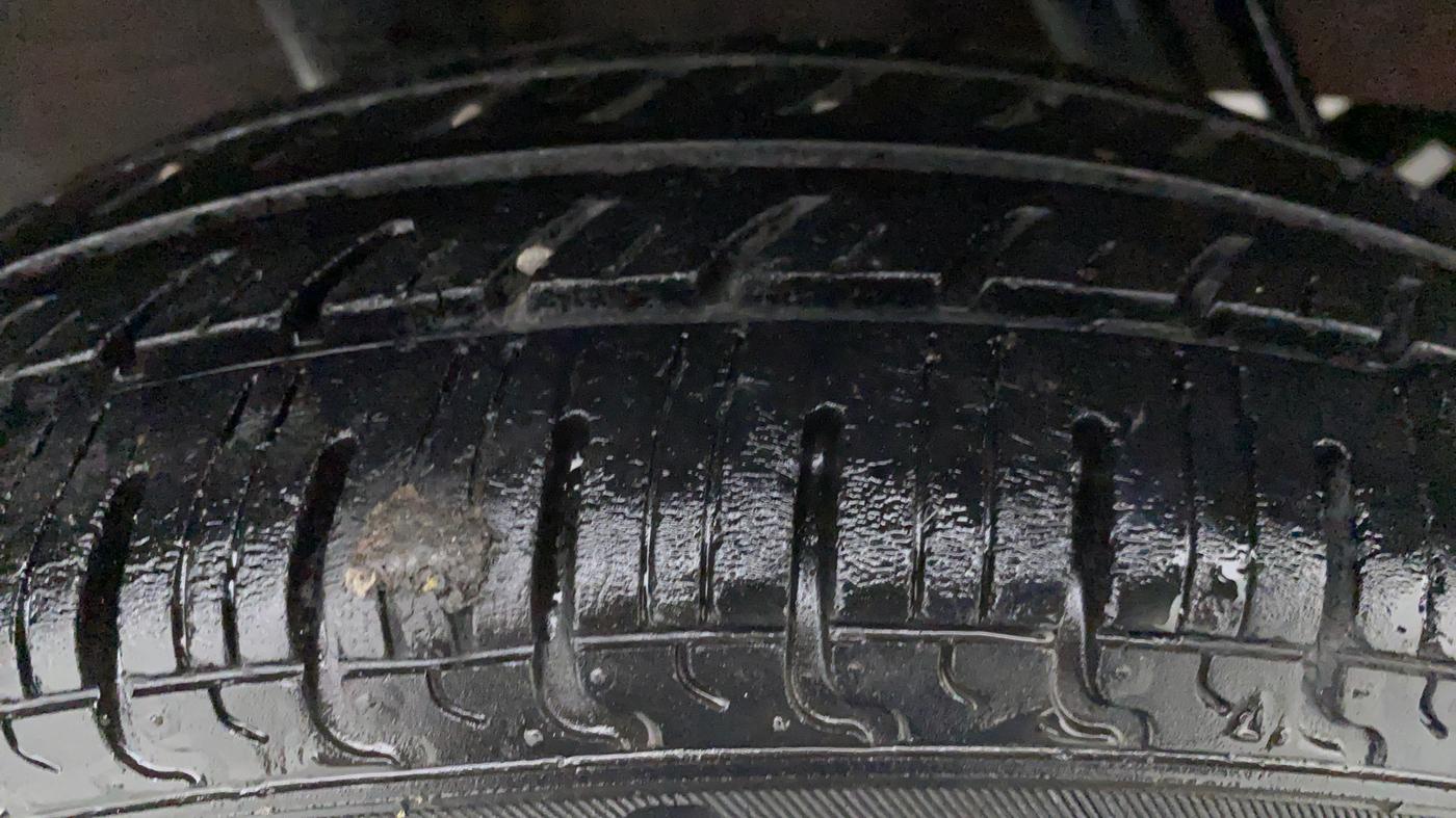 2018 Renault Kwid 1.0 RXT, Petrol, Manual, 31,995 km, Right Front Tyre Tread