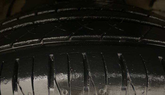 2015 Tata Bolt XMS REVOTRON, Petrol, Manual, 63,768 km, Right Front Tyre Tread