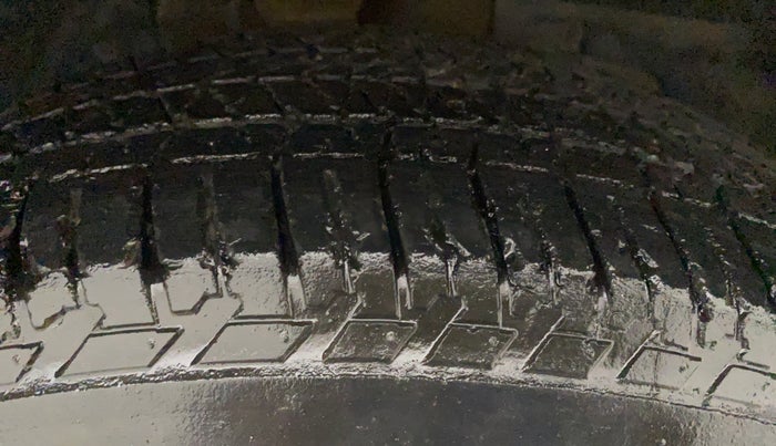 2016 Mahindra XUV500 W10 AT, Diesel, Automatic, 73,995 km, Left Front Tyre Tread