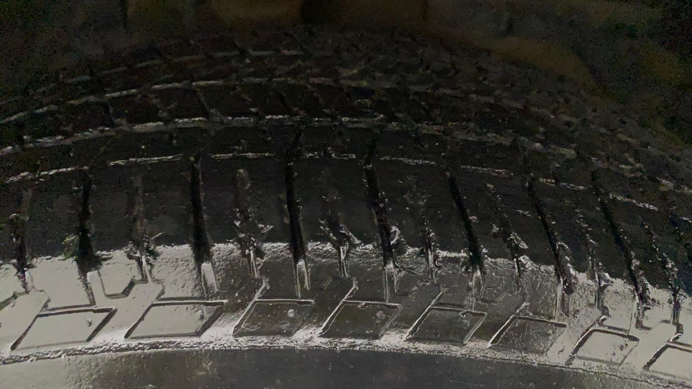 2016 Mahindra XUV500 W10 AT, Diesel, Automatic, 73,995 km, Right Front Tyre Tread