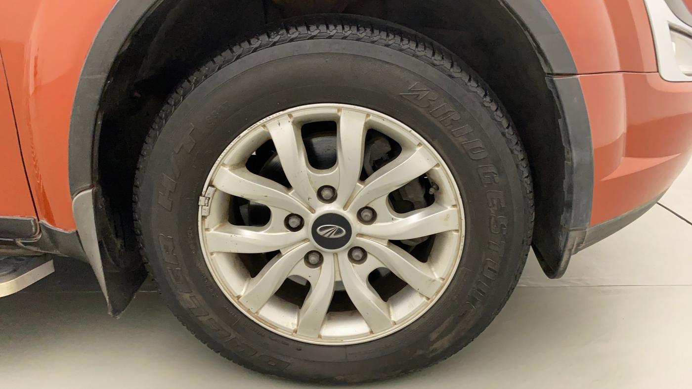 2016 Mahindra XUV500 W10 AT, Diesel, Automatic, 73,995 km, Right Front Wheel