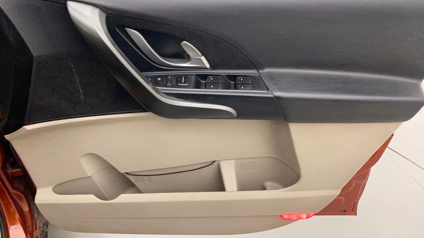 2016 Mahindra XUV500 W10 AT, Diesel, Automatic, 73,995 km, Driver Side Door Panels Control
