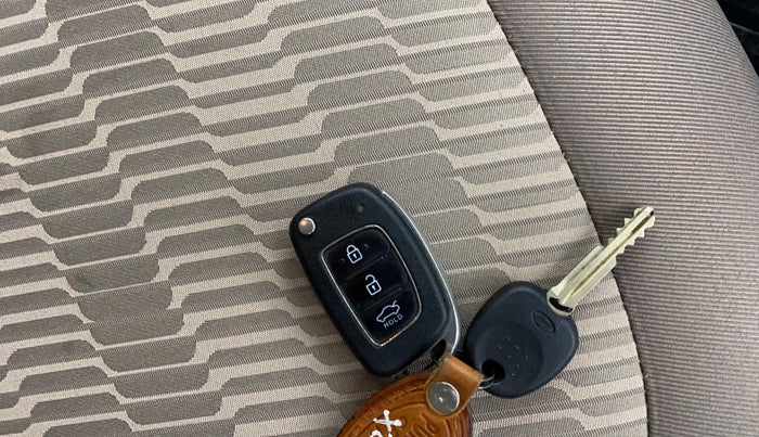 2017 Hyundai Xcent SX 1.2, CNG, Manual, 78,345 km, Key Close Up