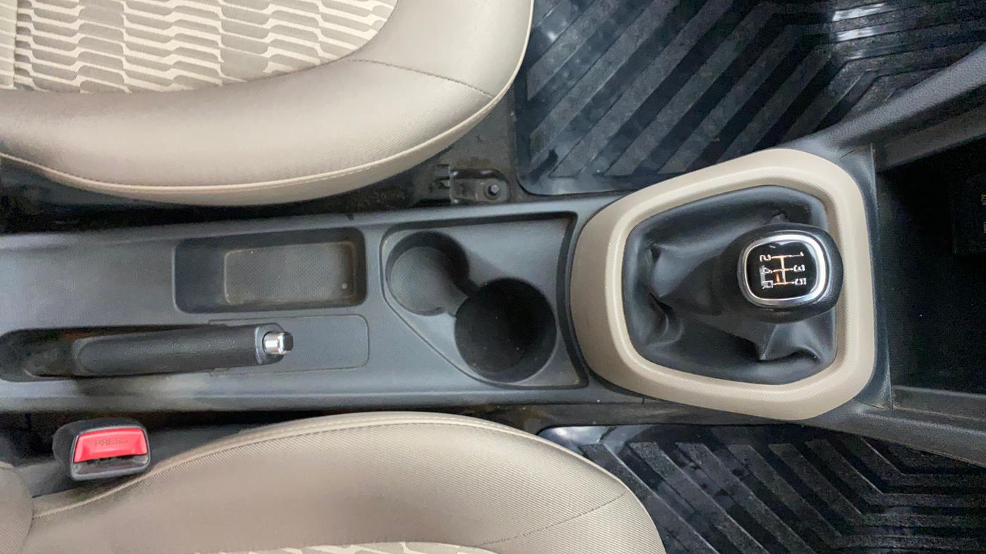 2017 Hyundai Xcent SX 1.2, CNG, Manual, 78,345 km, Gear Lever
