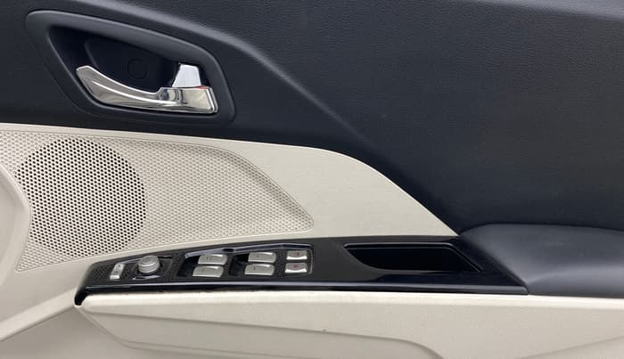 2023 Mahindra XUV300 W8 (O) 1.2 PETROL, Petrol, Manual, 34,807 km, Driver Side Door Panels Control